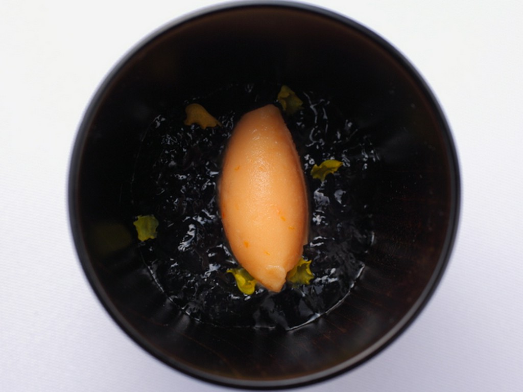 木の器で供するデザートは、和食の最後にいただく風情