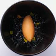 ルタの葉のジュレと、和歌山のブラッドオレンジのアイス。ミカン科で山椒の仲間であるルタは、花もあしらって。