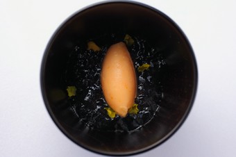 木の器で供するデザートは、和食の最後にいただく風情