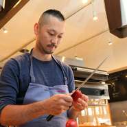 F1では、ピット作業の一瞬にチーム全員が集中する。料理を出すのも同じです。サッカーに例えるなら、戦術を決めるのは僕ですが、個々のポジションでプレーするスタッフの個の力も大切です。
