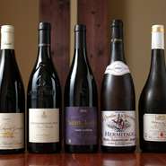 ワインは赤白、100種300本ほどをラインナップ。全てフランスワインですが、岸本さんがワインをおぼえたときに美味しいと思ったローヌのものが中心。ワインリストはないので味の好みでオーダーを。