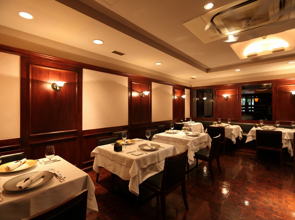 真摯にフレンチと向き合える、シックでエレガントな店内