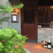 坂の多い神戸を代表する山の手エリア。中でも店は洗練された街並みが人気の北野にあり、坂を上がった先、緑をあしらった外観は、知る人ぞ知る名店といった趣きです。美食家が、閑静な雰囲気のこの店に集います。