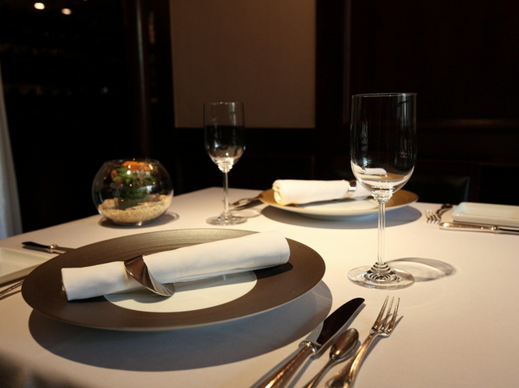 折り目正しいテーブルセットに、自ずと期待感が募ります