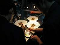 美味しいものを少しずつ・・・
そんなグルメの方におすすめです。
写真はあわびとリ・ド・ヴォー シェリーヴィネガー風味
驚くほど柔らかく調理したあわびはリピートが多いです♪
