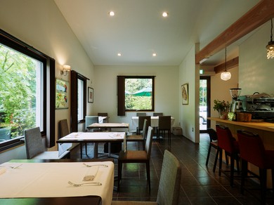 軽井沢の森に佇む一軒家レストラン