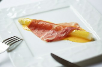 アスパラの滋味を伝える『白アスパラガスのボイルとカルボナーラソース生ハム添え』