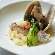 シンプルな魚介の白ワインと香草の蒸し物だが、魚介から出たエキスを野菜にたっぷり吸わせるのが堀内シェフのこだわり。ほくほくとした食感の野菜が滋味豊かな味わいに。