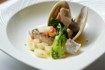 魚介エキスを吸った野菜こそが美味！『真鯛の香草蒸し』