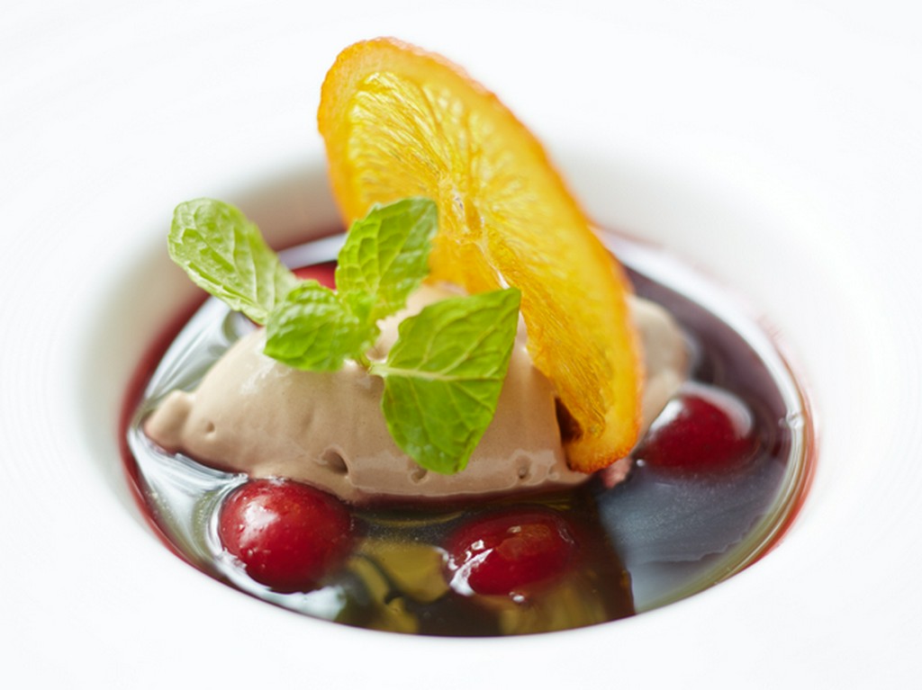 紅茶の香りをまとわせた『自家製チョコレートジェラートとアメリカンチェリー　赤ワインのスープ仕立て』