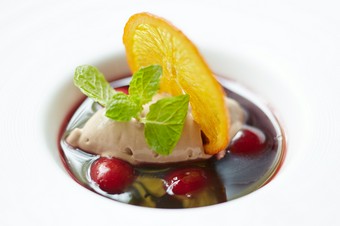 紅茶の香りをまとわせた『自家製チョコレートジェラートとアメリカンチェリー　赤ワインのスープ仕立て』