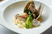 魚介エキスを吸った野菜こそが美味！『真鯛の香草蒸し』