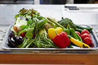 毎日直売所をめぐり吟味するとれたての野菜が自慢