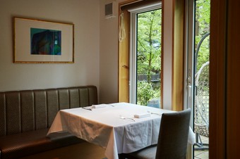 顔合わせなどにはうれしい個室と、天気の日はテラスもぜひ