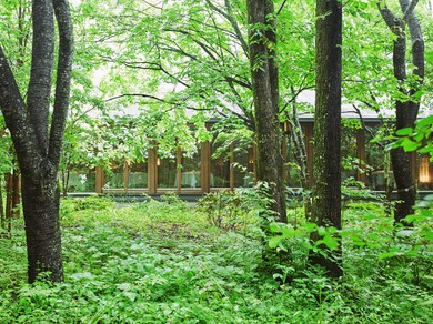 軽井沢らしい木立に囲まれた一軒家スタイル