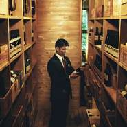 軽井沢ホテルブレストンコートの一角に特別に設けられたワインセラーがあります。優に人が入れる大きさのこのワインセラーにはユカワタンのワイン約2000本が保管され、その出番を待っています。