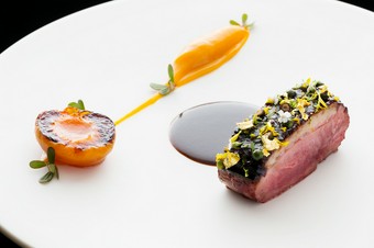 胡椒の絡みと柑橘系の酸味で味わう「鴨のロティ」