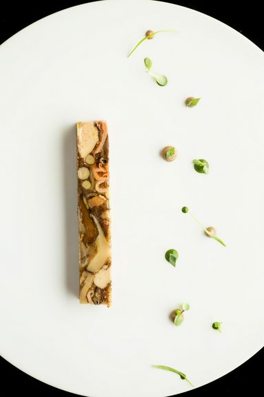茸のテリーヌには8種類もの茸とフォアグラ、ベーコンも使用