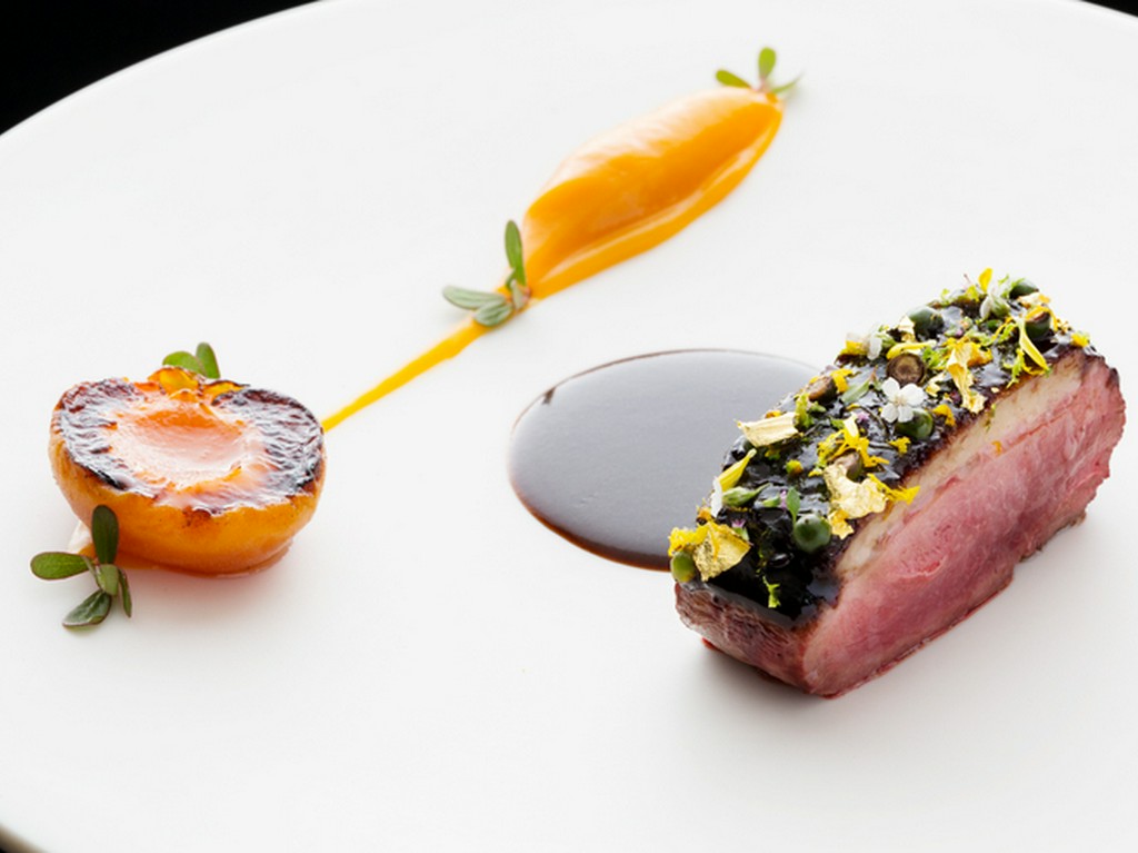 脂がのったジューシーな「鴨のロティ」。胡椒のソースを合わせて