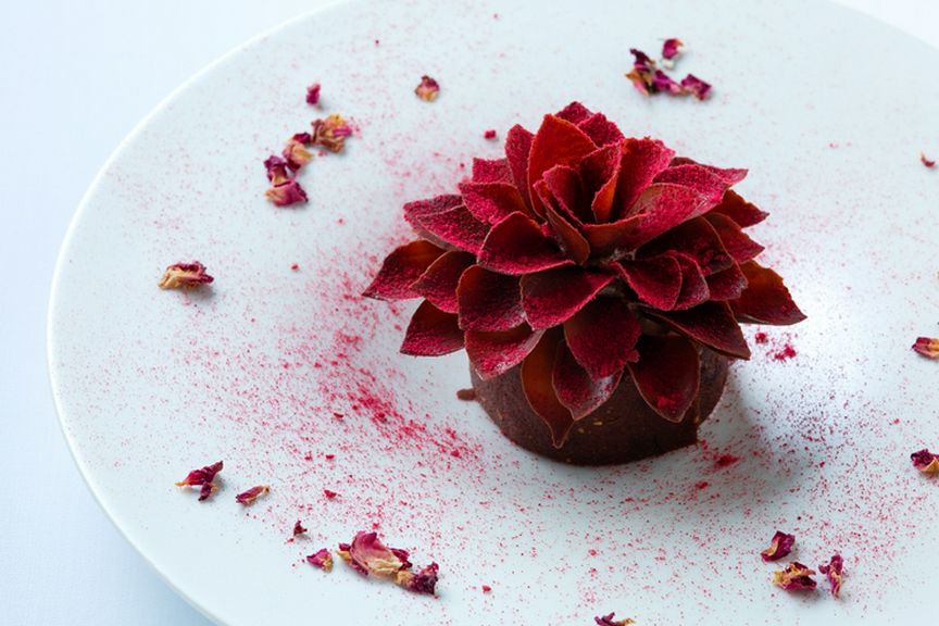 美しく開花するバラをイメージしたデセール