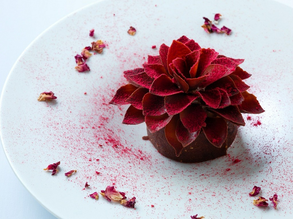 美しく開花するバラをイメージしたデセール