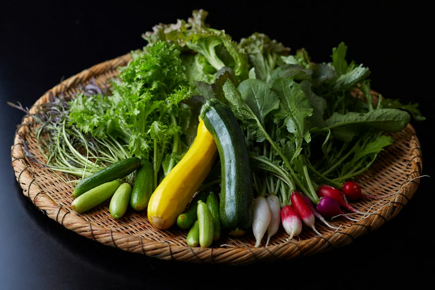 契約農家で丹精込めてつくられる、とれたての野菜を