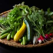 上田市の契約農家より直送される野菜は、土づくりからこだわり抜き、魚粉や菜種油などのEM菌肥料や、海草でつくる混合肥料を使用しています。安心安全、信州でとれた野菜の味をとれたてで提供しています。