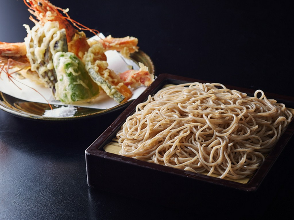 特大の有頭海老の天ぷらが2尾ついた『天せいろ上』