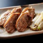 鮮度抜群の鴨だからこその旨味。皮目をしっかり、肉はしっとりと火を入れた京鴨は、赤ワインとも日本酒とも相性抜群。