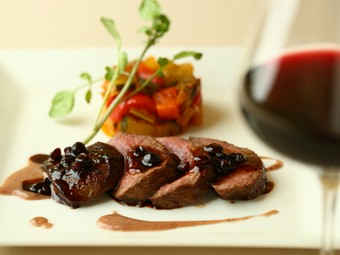 北欧の森の恵みを味わってください！『季節の鹿肉のロースト、リンゴンベリーソース』