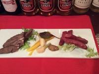 幌延産トナカイ肉、白糠産蝦夷鹿肉、アイスランド産仔羊肉、デンマーク産豚肉などから2種類と自家製ピクルス