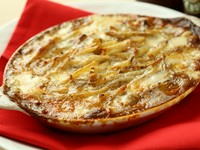 北欧の主食である「じゃが芋」、伝統の保存食「アンチョビ」、「乳製品」が織りなすスウェーデンの美味。国民的料理です。
ランチの北欧満喫コースとディナーのメインディッシュ全品に付け合わせております。