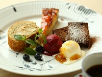 本日のデザートよりお任せいただき4､5種盛り込みます。