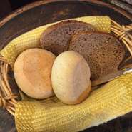 毎日、定番のアニスとフェンネル入りライ麦パンの他もう1種日替わりのパンも焼いています。
