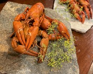 夏限定の食材、茹で上げた阿寒湖産のウチダザリガニはスウェーデンならではの料理です。
是非ご自身で剥いてその美味しさを楽しんでください！4～5尾