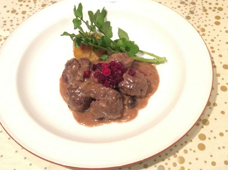 スウェーデン風スパイシーミートボール、リンゴンベリー添え