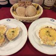 函館産帆立／三陸産牡蠣を自家製ベシャメルソースと3種のチーズで香りよく焼き上げます