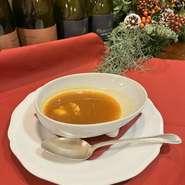 ◯アミューズ　◯サーモンの2種の前菜　◯スープ・ド・ポワソン　◯ノルウェー産ヒラメと3種のチーズのグラタンor白糠産蝦夷鹿のローストor幌延産トナカイ肉の料理(+1100円)  ◯JULデザート  ◯コーヒー/北欧紅茶
