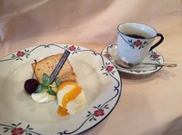 ◯アミューズ　◯サーモンの2種の前菜　◯スープ・ド・ポワソン　◯ノルウェー産ヒラメと3種のチーズのグラタンor白糠産蝦夷鹿のローストor幌延産トナカイ肉の料理(+1100円)  ◯JULデザート  ◯コーヒー/北欧紅茶
