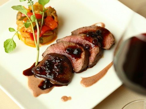 『仔鹿肉のロースト、リンゴンベリーソース』