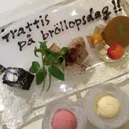 コースデザートに飾りつけサービス！ご要望があれば短いフレーズもお入れします。例)Happy Birthday,10th Anniversary Wedding,いつもありがとう！...etc ※平日限定のTroll(トロル)コースのデザートは単品アイスの為出来ません。その際はアラカルトの「デザート盛り合わせ1,400円」をご注文下さい。(アラカルト注文の方も同様)　
上記、ご予約時にお伝え下さいますよう、お願い致します。