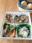 にしんのマリネ、スモークサーモン、キャベツのサラダ、ヤンソンスフレステルセ(じゃがいもとあんちょのグラタン)、ミートボール又は日替わりのメインディッシュが入ったお弁当スタイル
※ライ麦パン2個付き