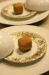 200年前のレシピを再構築させた逸品。パン粉で包み揚げられた中には、世界三大珍味の二つ、フォアグラとトリュフのソースのみ。 フォアグラはテリーヌにしてから細かくし、トリュフソースと合わせてつくります。