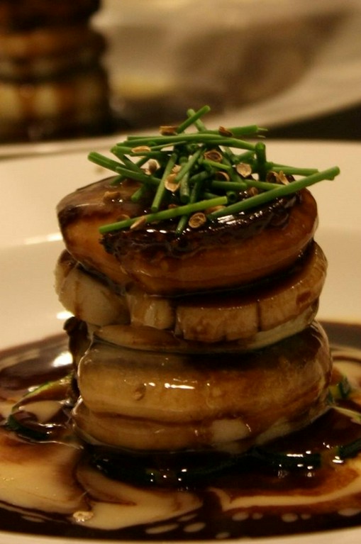 5月～9月限定のスペシャリテ『穴子とフォアグラの日皿』　※コースの一品