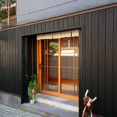 石畳の「かくれんぼ横丁」に、ひっそりとした店構え