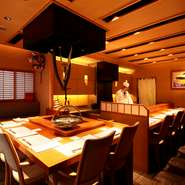 扉をくぐると、木のぬくもりが温かい、くつろいだ雰囲気の空間です。1階はカウンター席がメインとなっています。