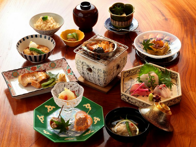 月替わりのコース『暦』では、季節感あふれる「前菜」や「お椀」をどうぞ。写真は一例