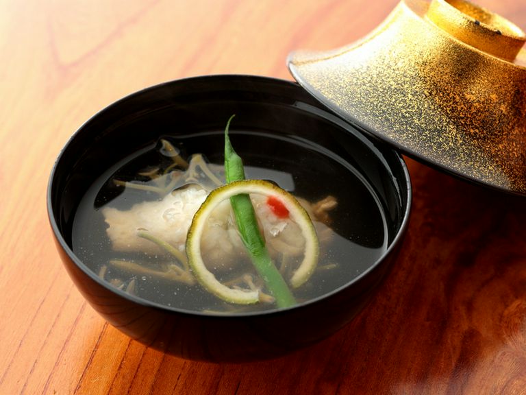 旬の物とお出汁が織りなす、季節を愛でる作品が「お椀」です。写真は一例