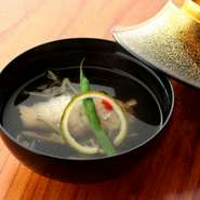 「鱧と順才のお椀」まず鱧と順才の香りが鼻孔をくすぐります。続いて、利尻昆布と枕崎産本枯節、最高の素材を贅沢に使ってとる出汁の芳醇な香り。五感でお楽しみください。