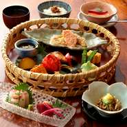 厳選した旬の「お造り」「天麩羅」「焼魚」を味わえ、季節をふんだんにご堪能いただけます。
人気の、千特製「胡麻豆富の炭火焼」もついて「千」のおすすめと旬をすべて味わえます。